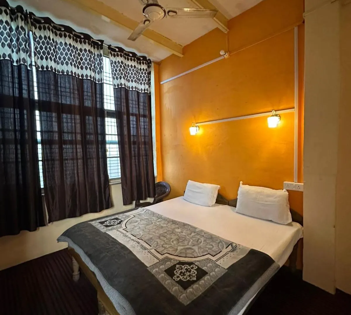 Om Rest House D24 32A, Pandey Ghat, Bengali Tola, Varanasi, Utter Pradesh ורנאסי