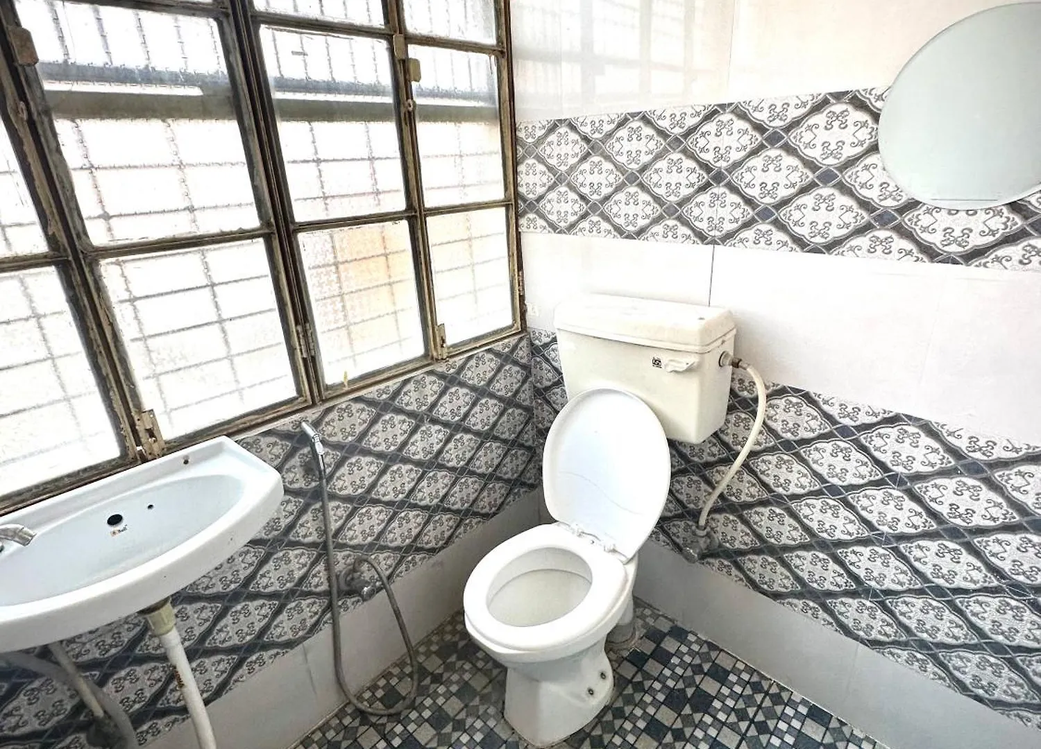 Om Rest House D24 32A, Pandey Ghat, Bengali Tola, Varanasi, Utter Pradesh הודו