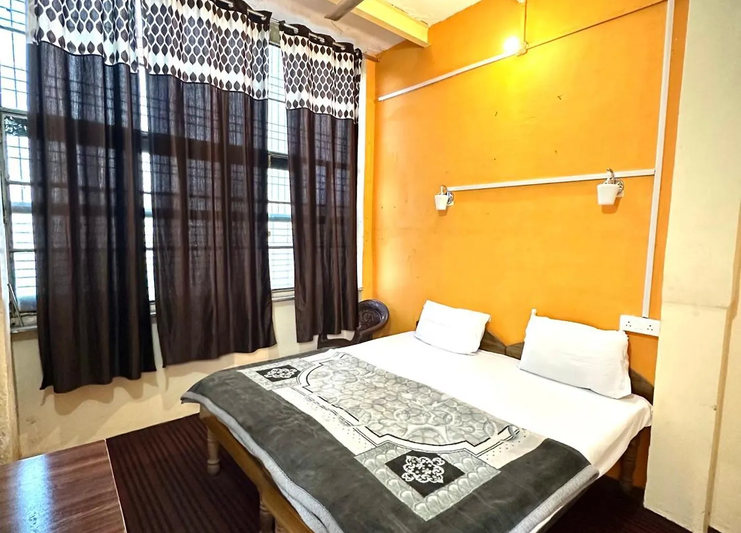 Om Rest House D24 32A, Pandey Ghat, Bengali Tola, Varanasi, Utter Pradesh הודו