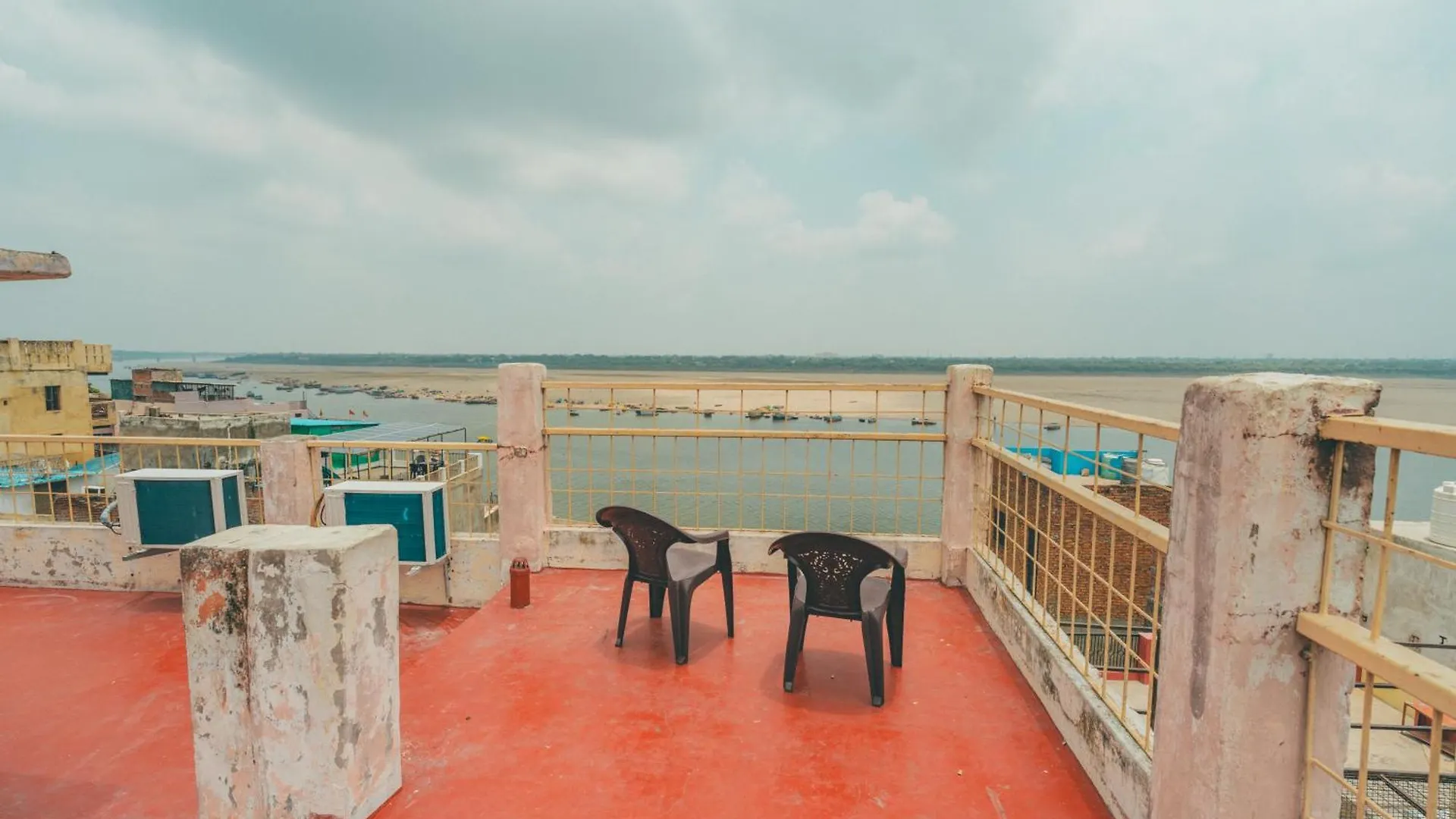 Om Rest House D24 32A, Pandey Ghat, Bengali Tola, Varanasi, Utter Pradesh בית הארחה